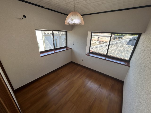 【洋室】 | 七浦町貸家 | 両面に窓。日中は照明いらずで明るいです。
