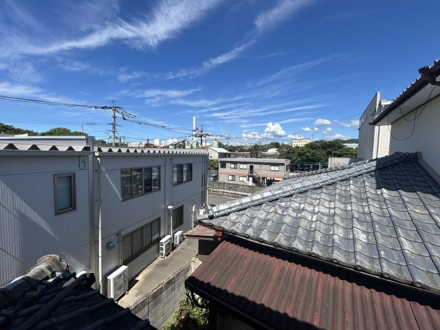 【展望】 | 七浦町貸家 | 2階洋室から東側を望む。建物の合間から光や風が期待できます。