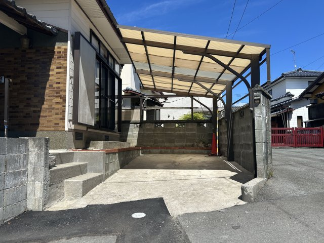 【駐車場】 | 七浦町貸家 | 屋根付き車庫。普通車は要確認です。
