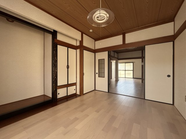 【洋室】 | 七浦町貸家 | お仏壇入れもありますのでご安心ください。高さ奥行きもゆったり
