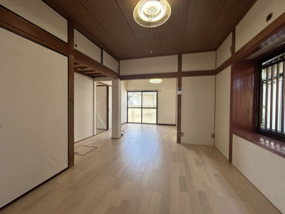 【居間・リビング】 | 七浦町貸家 | 洋室から奥へとつながるフローリング。収納・お掃除両面で安心。
