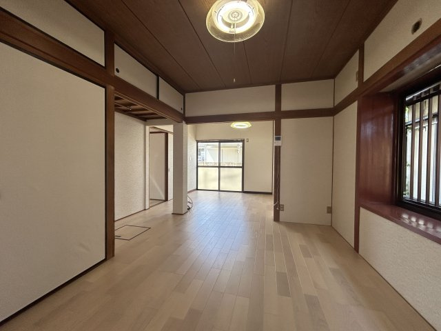 【居間・リビング】 | 七浦町貸家 | 洋室から奥へとつながるフローリング。収納・お掃除両面で安心。
