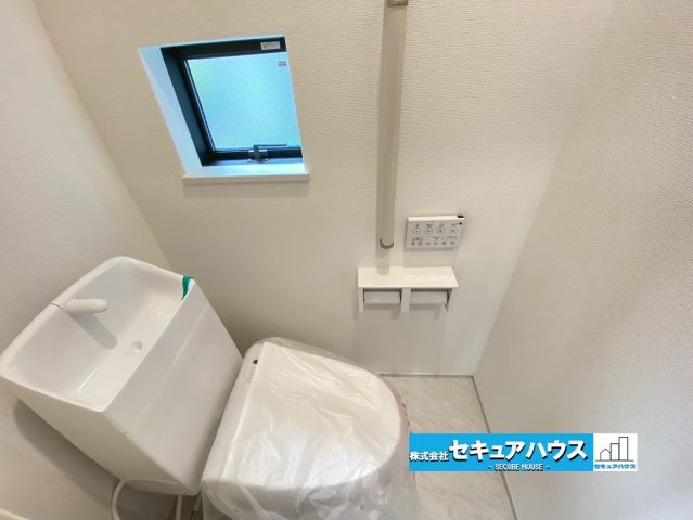 【同施工物件ご案内可能】東海市東海町　全2棟の内観：施工例|【高機能トイレイメージ】
◆高機能トイレの多くは便器のフタの開閉が自動であり、使用後に手動で水を流す面倒もなく非常に便利です。スタイリッシュな見た目で、お掃除しやすく、節水効果が高いです。
