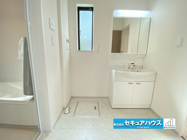 【同施工物件ご案内可能】東海市東海町　全2棟の内観：施工例|【洗面台イメージ】
◆鏡の裏にはたっぷりと収納スペースを標準装備！
◆電源を付属しているのでドライヤーなど利用できます。