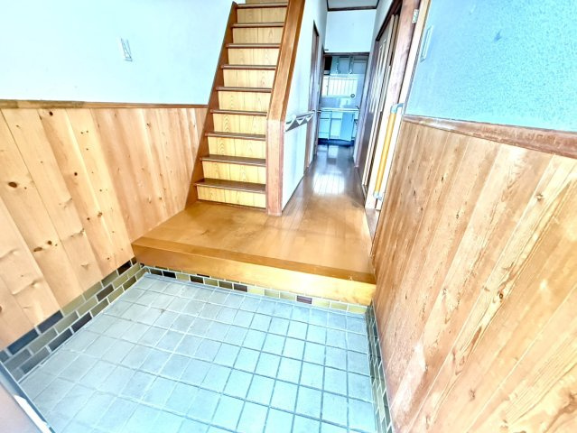 泉佐野市下瓦屋5丁目　中古戸建の玄関