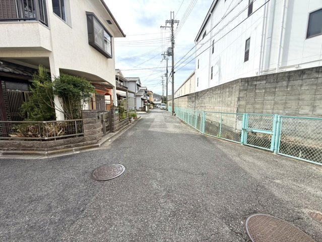 泉佐野市下瓦屋5丁目　中古戸建の前面道路含む現地写真