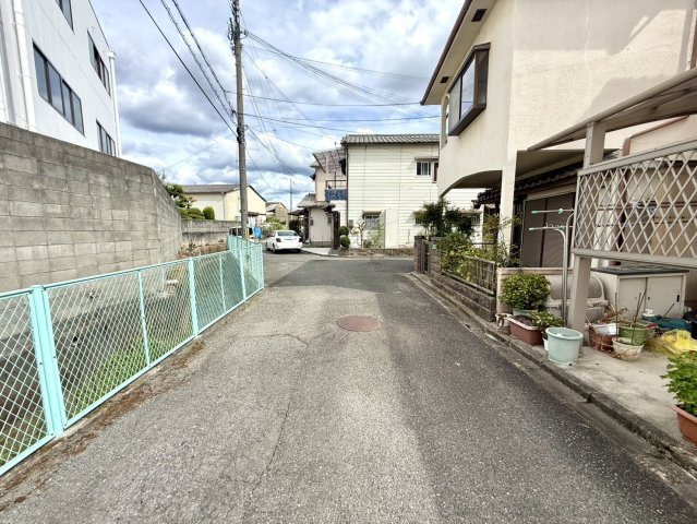 泉佐野市下瓦屋5丁目　中古戸建の前面道路含む現地写真