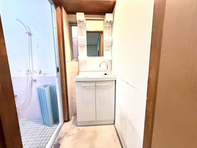 泉佐野市下瓦屋5丁目　中古戸建の独立洗面台