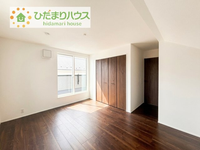 【寝室】 | 守谷市松ケ丘5丁目01期　新築戸建　1号棟 | 広めの主寝室は、ベッドの他にもパソコンデスクやドレッサーなども置けちゃいます(*^-^*)