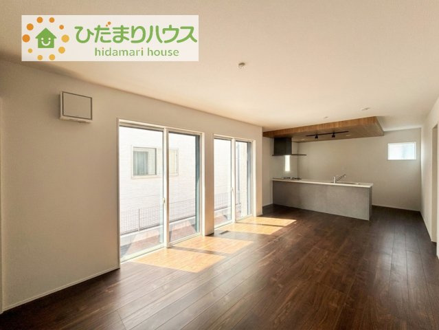 【居間・リビング】 | 守谷市松ケ丘5丁目01期　新築戸建　1号棟 | リビングの大きな窓からは、暖かな日の光が降り注ぎます・・・