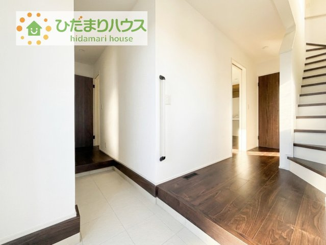 【玄関】 | 守谷市松ケ丘5丁目01期　新築戸建　1号棟 | 毎日「行ってきます」「ただいま」をいう玄関は明るく光が差し込みます♪
