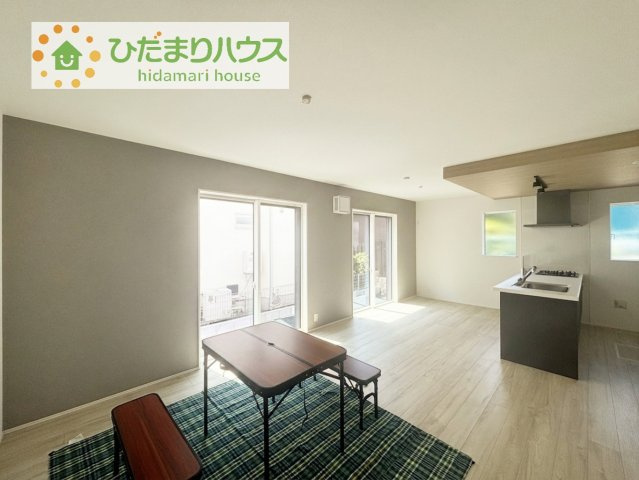 【居間・リビング】 | 守谷市松ケ丘5丁目01期　新築戸建　2号棟 | 南向きのリビングではぽかぽかの日差しが感じられます☆彡