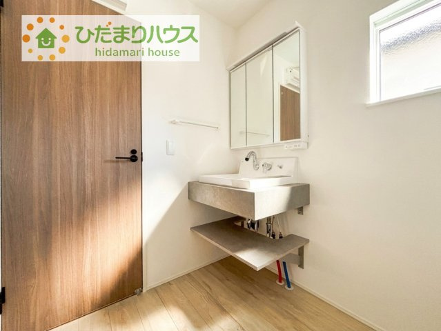 【独立洗面台】 | 守谷市松ケ丘5丁目01期　新築戸建　2号棟 | 三面鏡の大きな鏡は憧れます(^^♪
鏡の後ろは収納となっていて、細かいものでも収納できるのでスッキリと整理できます！