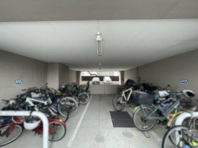 岡山市北区西古松西町の中古マンションの駐車場|・駐輪場 広々とした駐輪スペ…