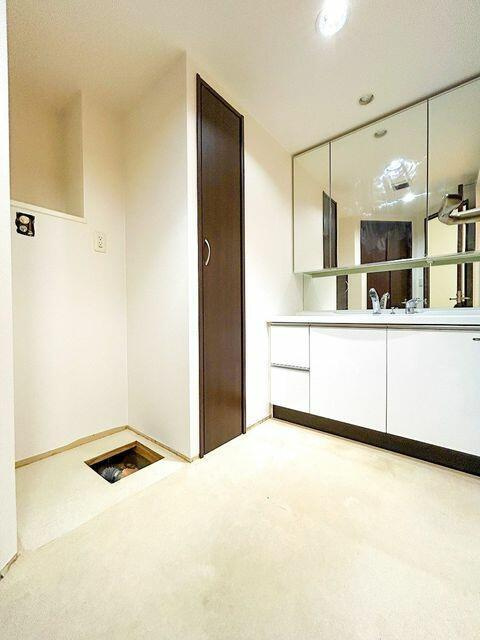 岡山市北区中山下２丁目の中古マンションのその他|【リフォーム中】洗面所の様子…