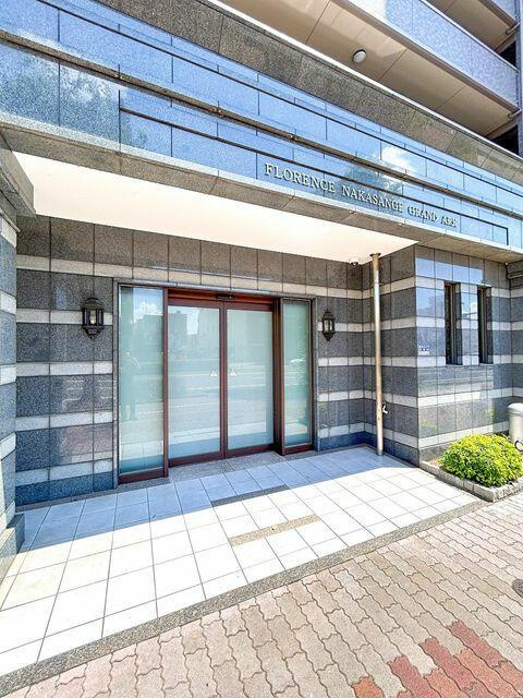 岡山市北区中山下２丁目の中古マンションのエントランス|マンションの外玄関はガラスで…