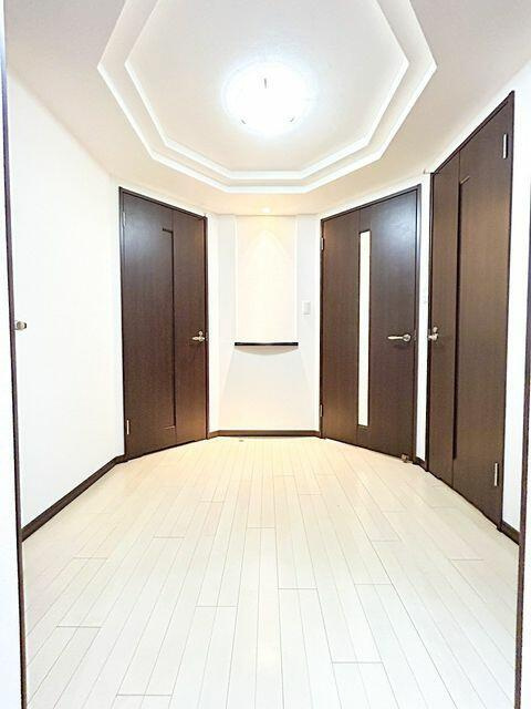 岡山市北区中山下２丁目の中古マンションの洋室|【リフォーム中】玄関内側の様…