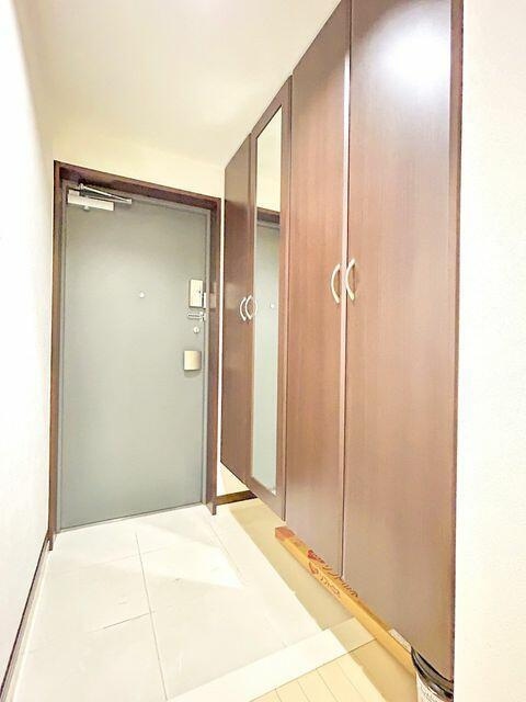 岡山市北区中山下２丁目の中古マンションのその他|【リフォーム中】玄関にはシュ…