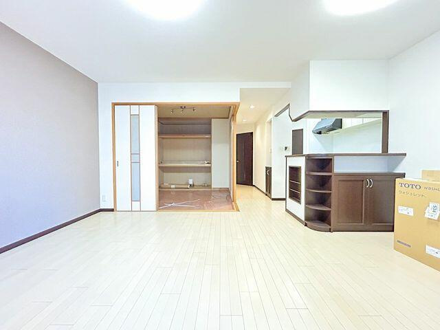 岡山市北区中山下２丁目の中古マンションの居間・リビング|【リフォーム中】リビング別角…