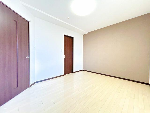 岡山市北区中山下２丁目の中古マンションの洋室|【リフォーム中】南側約６．５…