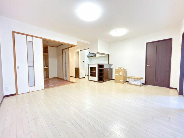 岡山市北区中山下２丁目の中古マンションの居間・リビング|価格には消費税を含みます。自…