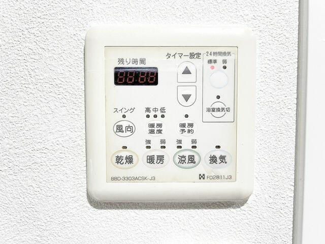 岡山市北区中山下２丁目の中古マンションの防犯設備|【設備】浴室には暖房乾燥機が…