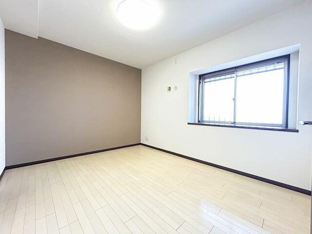 岡山市北区中山下２丁目の中古マンションの洋室|【リフォーム中】南側約６．５…