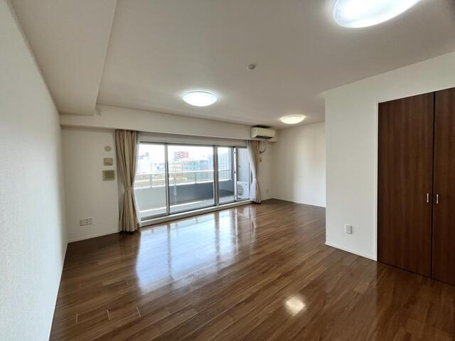 岡山市北区中山下１丁目の中古マンションの居間・リビング