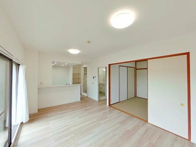 岡山市北区国体町の中古マンションの居間・リビング|家族でゆったり過ごせる明るい…