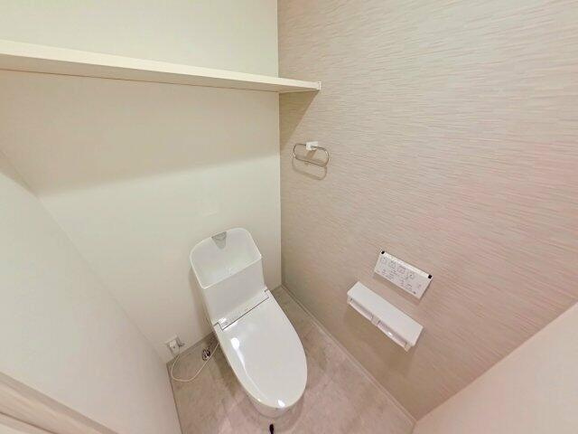 岡山市北区国体町の中古マンションのトイレ|すっきりとした印象のトイレで…