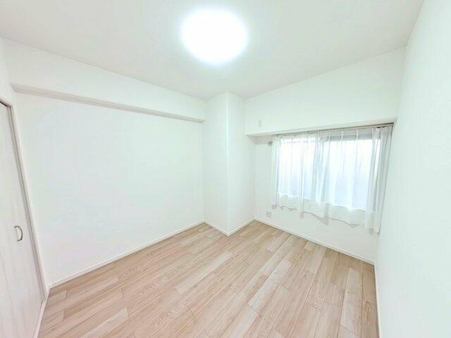 岡山市北区国体町の中古マンションの洋室|5.70畳の洋室。明るく使い勝手…
