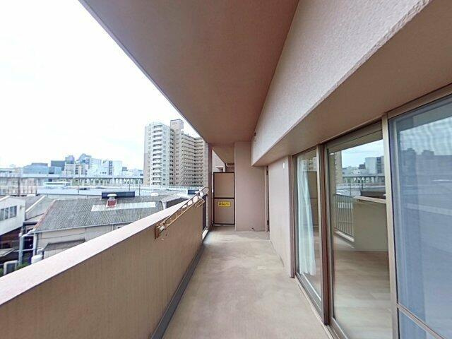 岡山市北区国体町の中古マンションのバルコニー|外の空気を感じられる、心地よ…