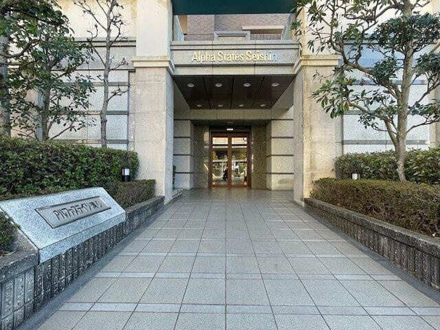 岡山市北区国体町の中古マンションのエントランス