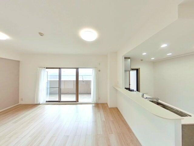 岡山市北区国体町の中古マンションの居間・リビング|バルコニーにつながる、開放感…