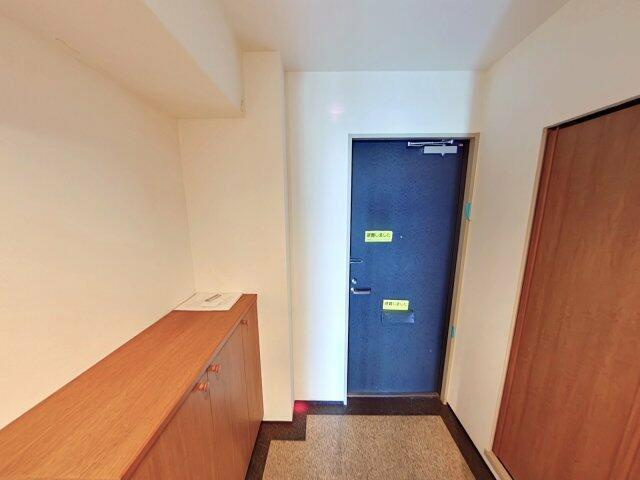 岡山市北区国体町の中古マンションの玄関