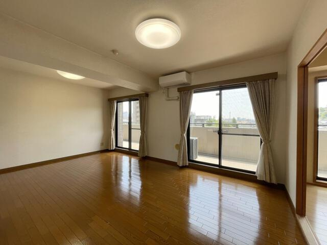 岡山市北区京山２丁目の中古マンションの居間・リビング