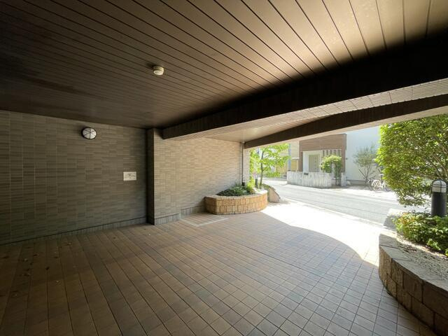 岡山市北区京山２丁目の中古マンションのエントランス