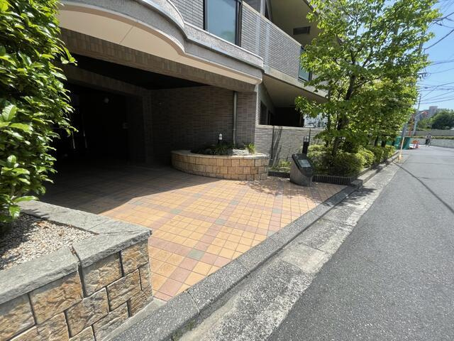 岡山市北区京山２丁目の中古マンションのエントランス