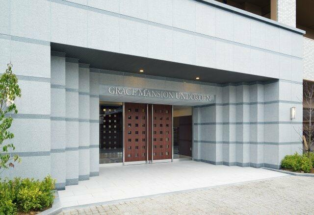 岡山市北区学南町１丁目の中古マンションのエントランス