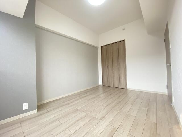 岡山市北区大元駅前の中古マンションの洋室|アクセントクロスがオシャレな…