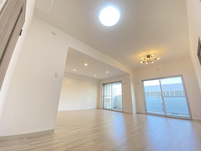 岡山市北区大元駅前の中古マンションの居間・リビング|白を基調とした広々とした室内…