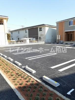 担当エリアのルームアドバイザーが直接対応いたしますの駐車場|駐車場があるので、車を買う予定の方も安心です
