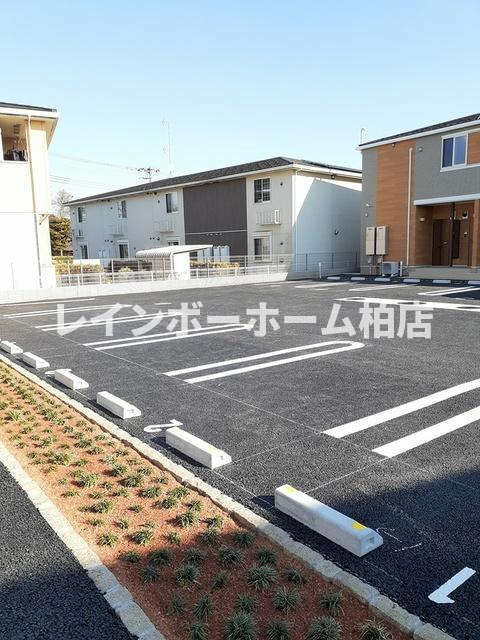 担当エリアのルームアドバイザーが直接対応いたしますの駐車場|駐車場があるので、車を買う予定の方も安心です