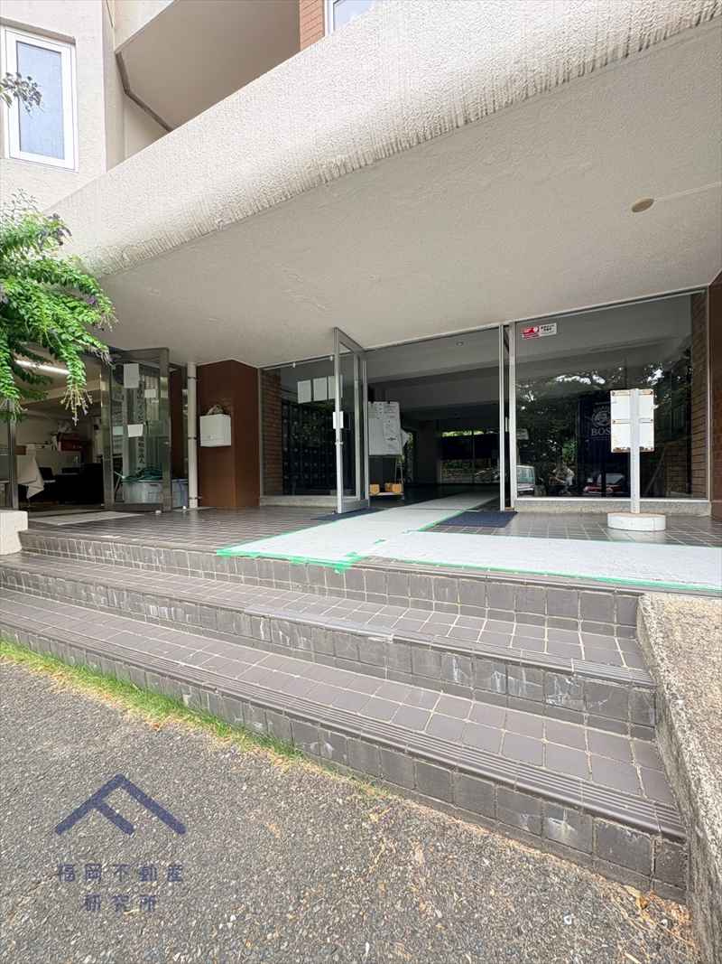 愛宕山ハイリビングのエントランス