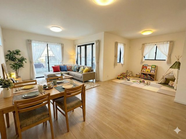 三郷市戸ケ崎5丁目　新築戸建　全1棟の居間・リビング|同施工会社の参考写真にCGによる画像処理を行っています。家具、小物、カーテン等はイメージはCGです。