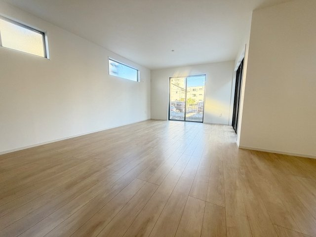 三郷市戸ケ崎5丁目　新築戸建　全1棟の居間・リビング|同施工会社の参考写真になります。