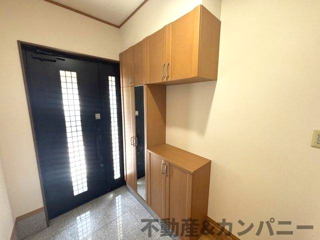 富久町の中古のおうちの玄関|玄関収納です