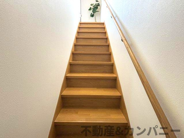 富久町の中古のおうちのその他|手すり付き階段です