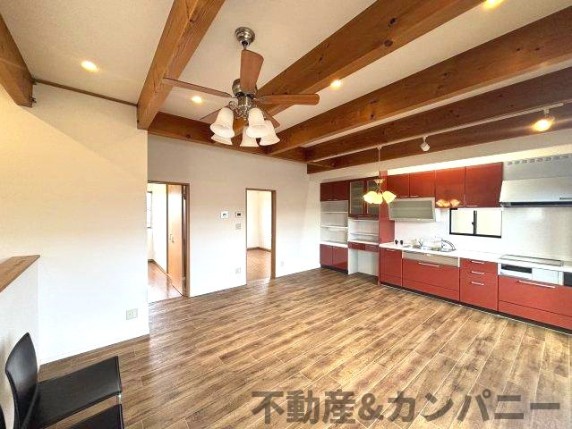 富久町の中古のおうちの居間・リビング|ゆったりとしたリビングです