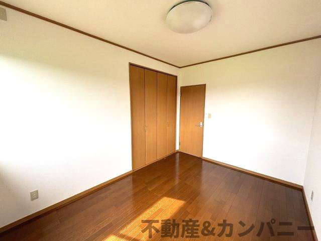 富久町の中古のおうちの洋室|落ち着いた色調の洋室です